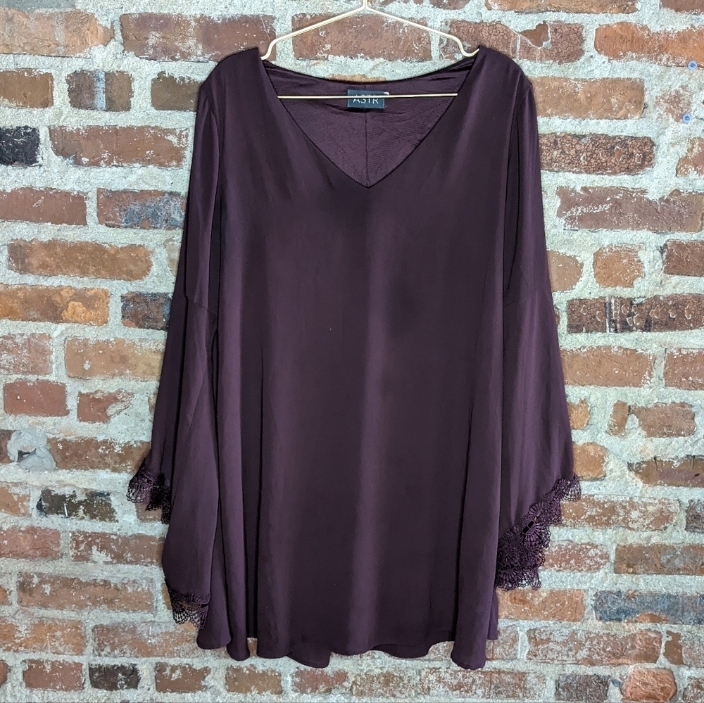 Astr Large Burgundy Bell Sleeve Full Lined Mini Dress w/‎ Lace Details